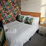Upmarket 2 Bedroom Apartment With Sea Views