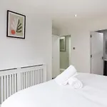 Fabulous Modern Luxury Apartment Sleeps 6- Parking