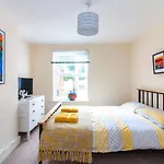 Bradstone Garden Retreat With Own Entrance