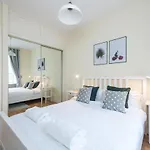 Bright And Modern 2 Bed Apartment