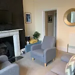 Scoresby'S - 2-Bedroom Apartment With Parking