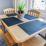 2 Bedroom City Centre Apartment - Royal Mile - Edinburgh Castle & Waverley Train Station - Sleeps 4
