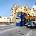 2 Bedroom City Centre Apartment - Royal Mile - Edinburgh Castle & Waverley Train Station - Sleeps 4
