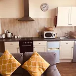 Scoresby'S - 2-Bedroom Apartment With Parking
