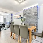 Beauty Close To Coast, Stunning Interior, By Air Premier