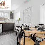 Newly Renovated 4Bed - Free Parking - City Links By Hinkley Homes Short Lets & Serviced Accommodation