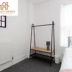 Newly Renovated 4Bed - Free Parking - City Links By Hinkley Homes Short Lets & Serviced Accommodation