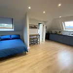 Lovely Spacious Loft Close To Train Station