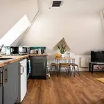 Top Floor Flat On Harbour Street With Sea Views