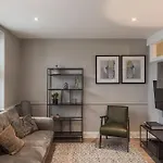 Nelson Crescent East : Modern One Bedroom Basement Apartment In Central Location