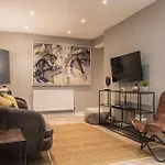 Nelson Crescent West : Modern One Bedroom Basement Apartment In Central Location