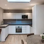 Nelson Crescent West : Modern One Bedroom Basement Apartment In Central Location