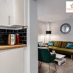 Supersized House 6 Beds Sleeps 14 W Garden & Carpark By Hinkley Homes Short Lets & Serviced Accommodation