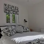 Olverstone Lodge, A Beautiful Cornish Lodge With Wood Burner & Garden