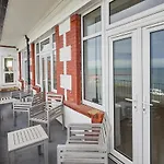 Host & Stay - 4 Metropole Towers