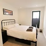Modern Home For Small Groups By Stones Throw Apartments - Free Parking - Sea View