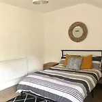 16 Glanmor Crescent, Flat 2