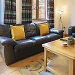 Pass The Keys Lovely 4Br Home W Garden 7 Min From City Centre