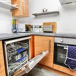 Host Liverpool - Elegant Central Apartment