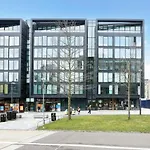 Altido Elegant Flat Near The Meadows With Parking