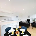 Altido Elegant Flat Near The Meadows With Parking