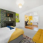 Beautiful Marseille Boutique - Sleeps 4