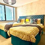 Beautiful New 2 Bedroom Apartment - Next To The Beach - Great Location - Free Parking - Fast Wifi - Smart Tv - Sleeps Up To 4! Close To Purbeck, Corfe Castle, Sandbanks, Poole & Bournemouth