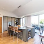 Joivy Beautiful Penthouse With Terrace & Jacuzzi