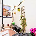 Cute Cottage 5 Min Walk From Cafes Station And Sea