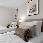 New 2023 Modern Luxury Holiday Home On The Beach In Devon - Free Parking, Pets Welcome, Sleeps 10