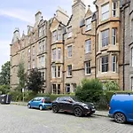 Joivy 3-Bed Meadows Flat Near Castle