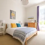 Joivy 3-Bed Meadows Flat Near Castle