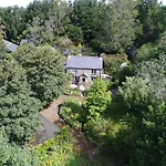 Dog Friendly Cottage With Woodland & Lake