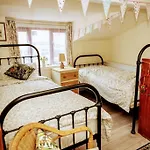 Spacious Charming Cottage Near Lake And Sea