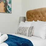 Your Central Stay 5 Bedroom Flat