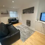 Modern Two Bed House Close To City Centre