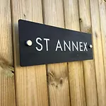 St Annex, Boutique Holiday Apartment For 2 People In Torquay - With Private Hot Tub!