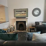 Stunning 2-Bed-2Bath Apt In Whitby With Parking