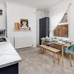 Talton House - Air Host & Stay - Free Parking