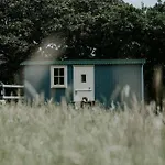 Snowdonia Shepherds Hut + Hot Tub