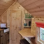 Tree Top Cabin With Log Burner & Private Hot Tub