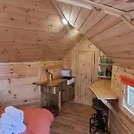 Woodland Cabin With Hot Tub & Log Burner