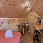 Woodland Cabin With Hot Tub & Log Burner
