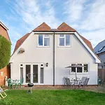 Spacious Home, Minutes Fom The Beach, Free Parking, Large Garden Area, Pets Welcome!