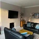 Georgian Townhouse - Garden Oasis Whitby