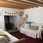 Sandy Cottage, Nr Eden & Beaches