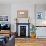 Pendennis - Bright Victorian Flat, Sea Views & Close To Beach