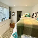 Stylish Two Bedroom, Two Bathroom Garden Flat
