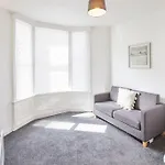 Apt 1 - Queens Court