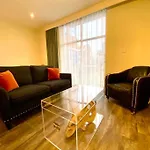 Stylish Apartment - 1 Minute Walk To Poole Quay - Great Location - Free Parking - Fast Wifi - Smart Tv - Newly Decorated - Sleeps Up To 2! Close To Poole & Bournemouth & Sandbanks